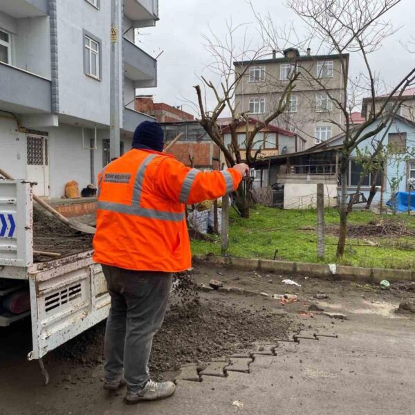 Terme Belediyesi'nin mobil ekibi yürüyüş yolunda bakım çalışması yapıyor.-5