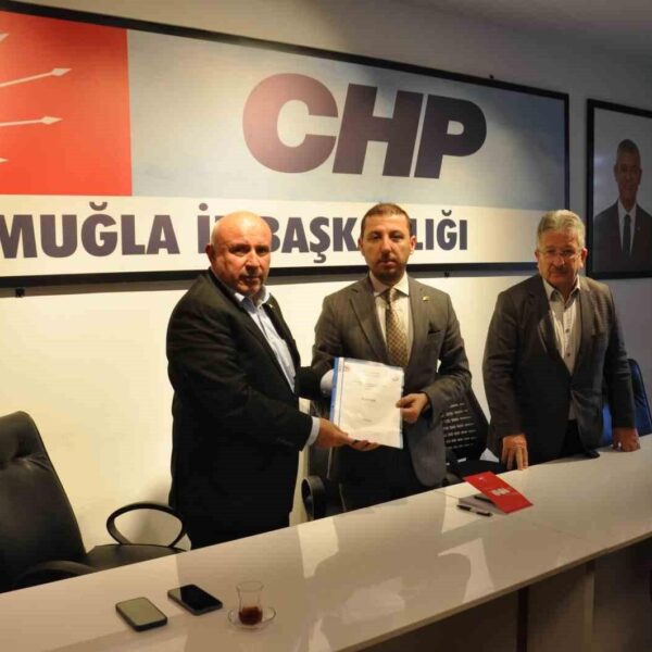 Tes-İş Sendikası Yatağan Şube Başkanı Fatih Erçelik, siyasi parti temsilcilerine Yeniköy Kemerköy ve Yatağan Termik Santrallerinin kapatma tehlikesi hakkında rapor sundu.-1