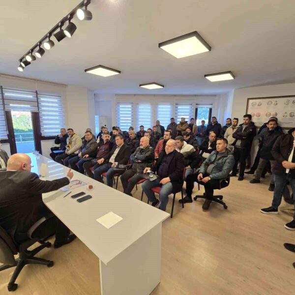 Tes-İş Sendikası Yatağan Şube Başkanı Fatih Erçelik, siyasi parti temsilcilerine Yeniköy Kemerköy ve Yatağan Termik Santrallerinin kapatma tehlikesi hakkında rapor sundu.-3