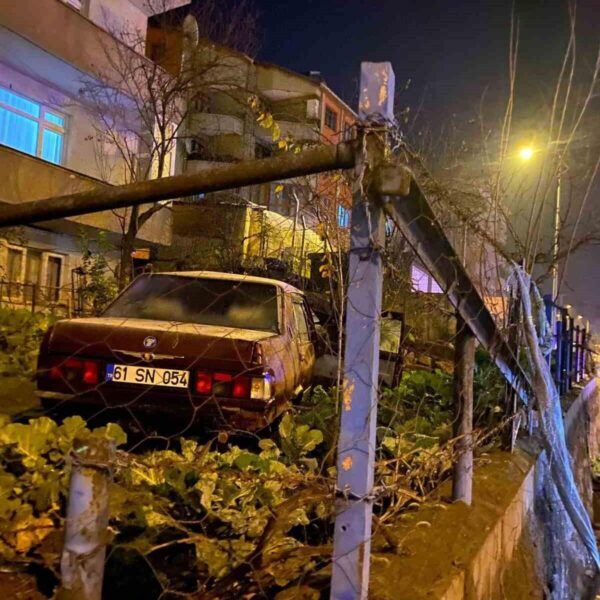 Trafik kazasında otomobil bahçeye uçtu-1