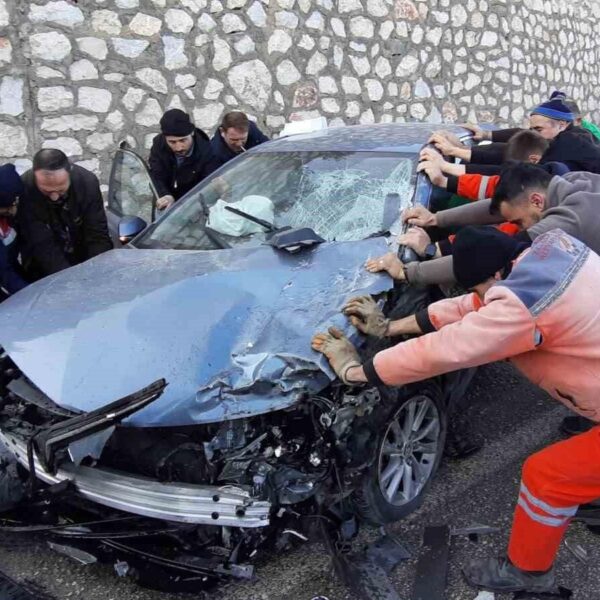 Trafik kazasında yaralanan bir kişi