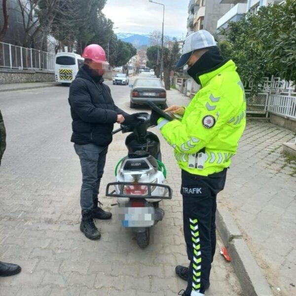 Trafik polisleri tarafından yapılan trafik kontrolü-2