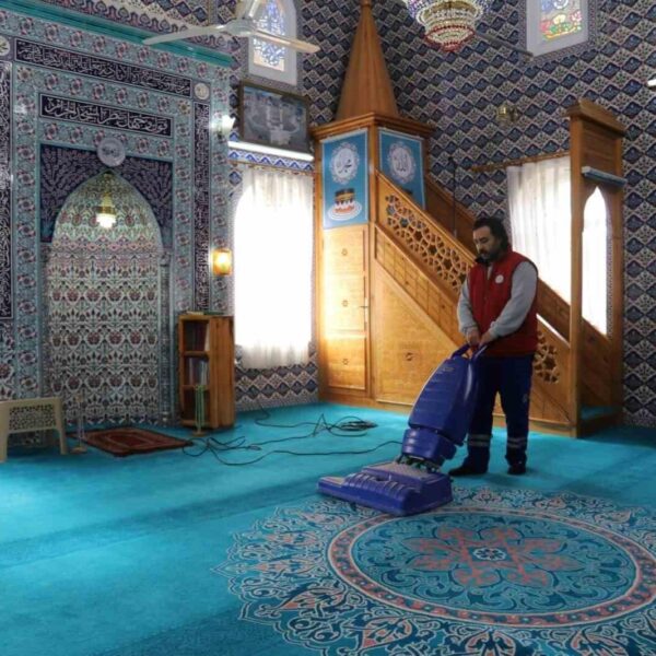 Turgutlu Belediyesi ekiplerinin cami temizliği çalışması-1