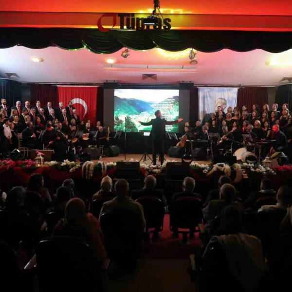 Türkü severlerin alkış attığı konser sahnesi-2