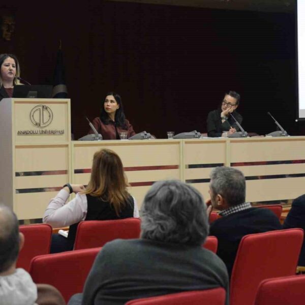 Üniversite yetkilileri toplumsal katkı toplantısında-1