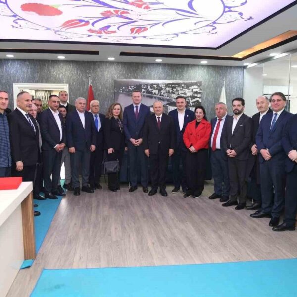 Ünye Belediye Başkanı Hüseyin Tavlı, Gürcistan heyetiyle görüşüyor.-1