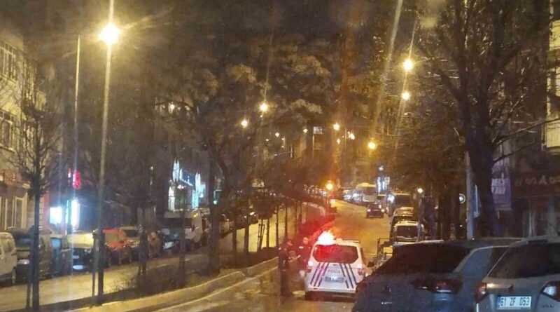 Üsküdar'da İstinat Duvarının Yan Yatması Sonucu Binalar Tahliye Edildi 1