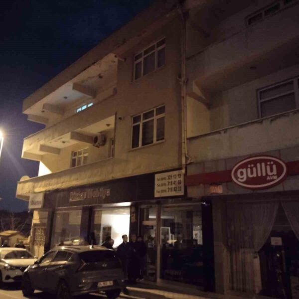 Üsküdar'da toprak kayması sonucu tahliye edilen vatandaşlar-2