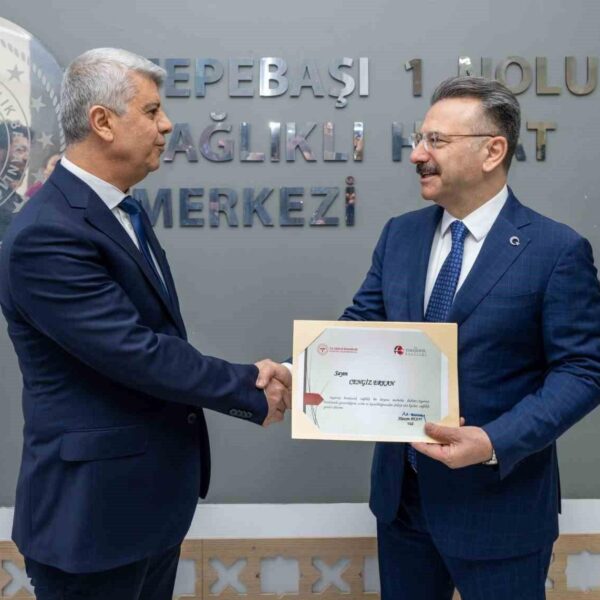 Vali Aksoy'un sigarayı bırakan vatandaşlara teşekkür belgesi takdim etmesi-1