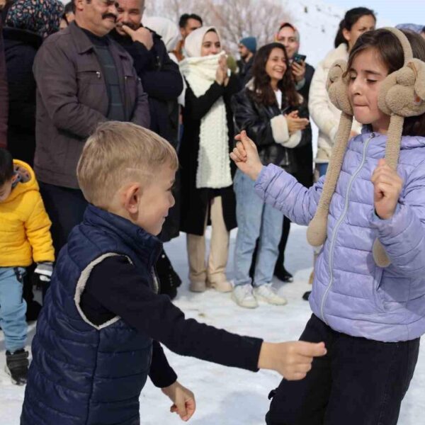 Yahyalı Belediyesi tarafından düzenlenen Kar Şenliği'nde vatandaşlar eğleniyor.-3