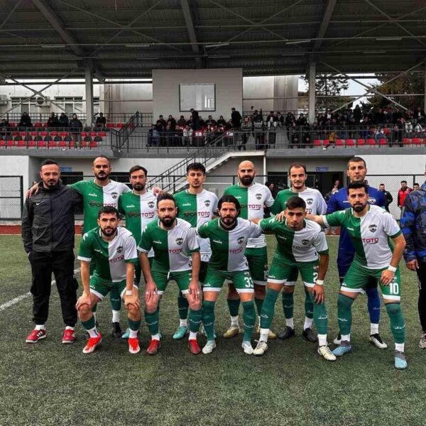 Yahyalıspor oyuncularının gol sevinci.