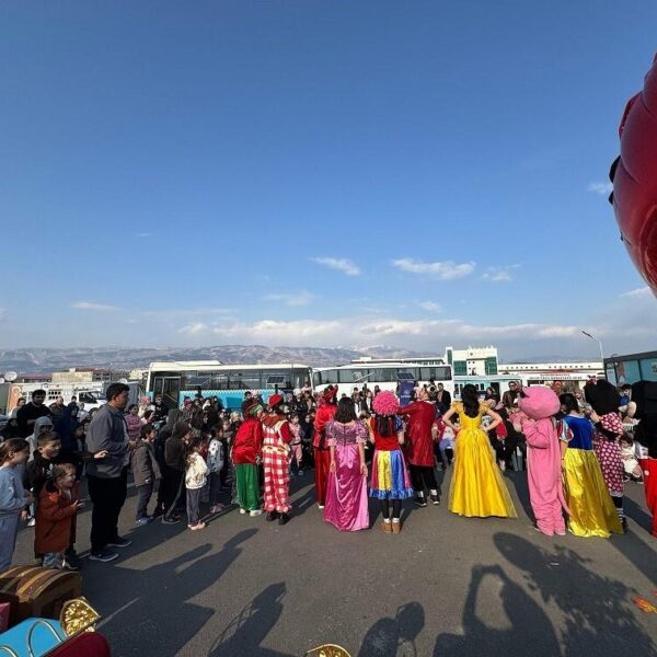 Yakutiye Gençlik Merkezi Tiyatro Akademisi öğrencilerinin bir tiyatro gösterisi sahnesinde-6