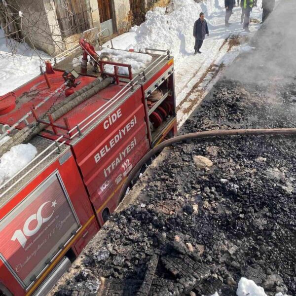 Yangın söndürmek için çalışan itfaiye ekibi-1