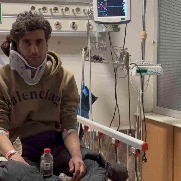 Yaralı göçmenlerin ambulansa alınması-9