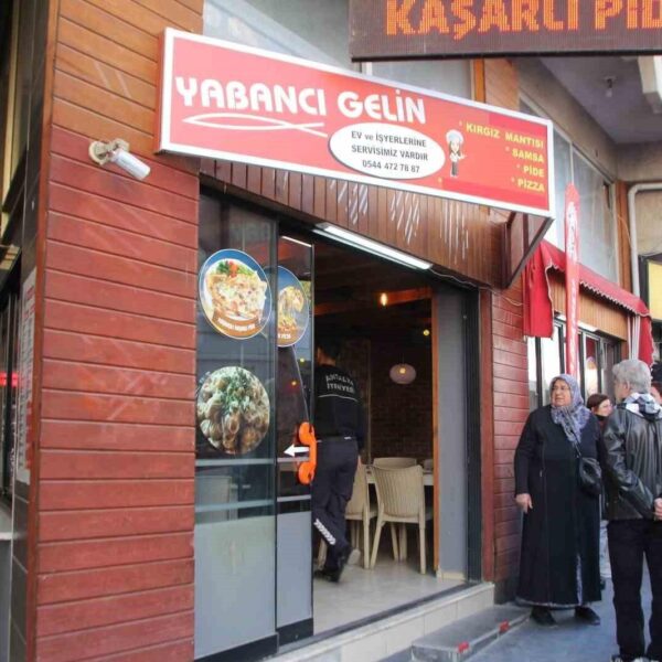 Yaralı restoran çalışanı ambulansla kaldırılıyor-2