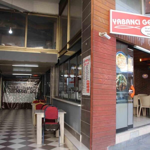 Yaralı restoran çalışanı ambulansla kaldırılıyor-4