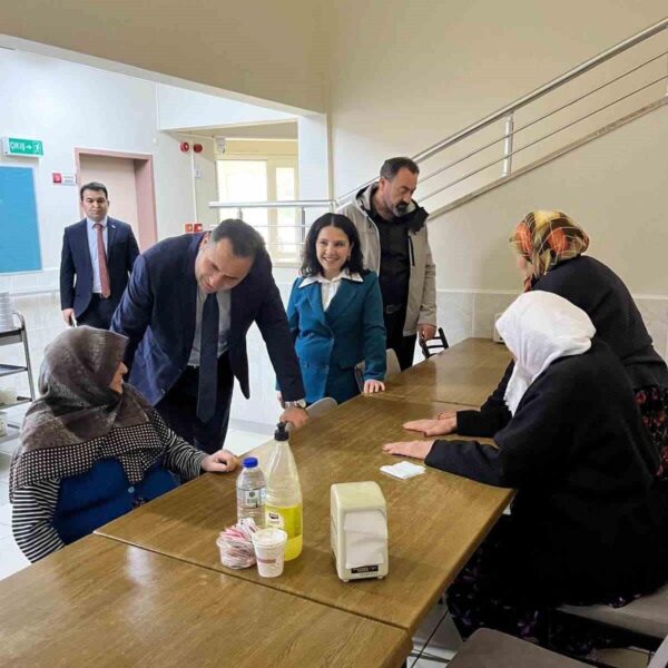 Yaşlılara gül lokumu ikramı-2