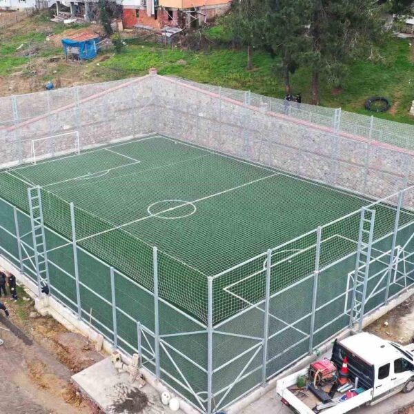Yeni halı saha-1