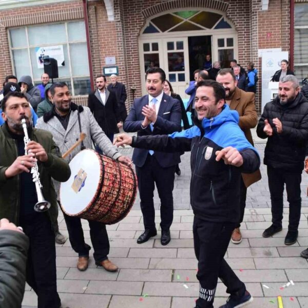 Yenişehir Belediye Başkanı Ercan Özel ve Hizmet-İş Sendikası Bursa Şube Başkanı Mustafa Yavuz toplu iş sözleşmesini imzalıyor.-1