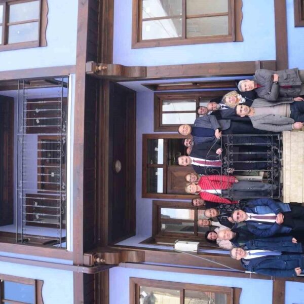 Yenişehir'in tarihi yapılarını inceleyen katılımcılar-4