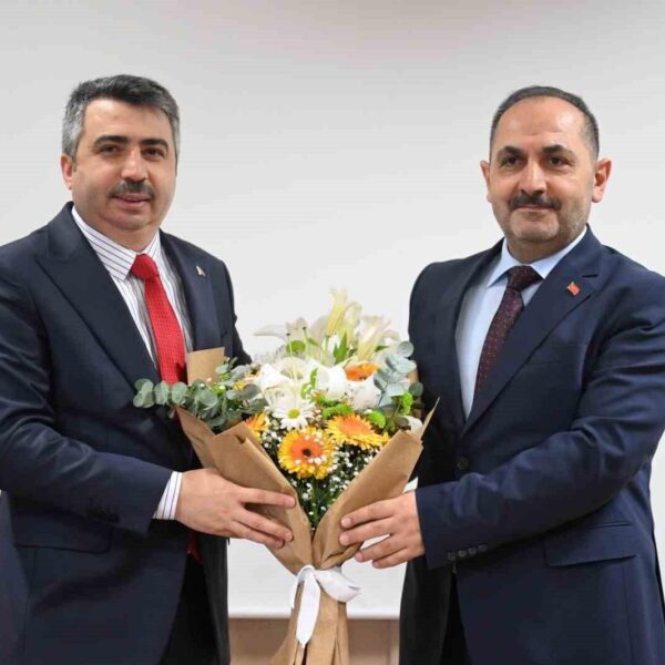 Yıldırım Belediye Başkanı Oktay Yılmaz, Mimar Sinan Mesleki ve Teknik Anadolu Lisesi'ndeki öğrencileri kütüphane ve spor kompleksi gibi sosyal olanaklara davet ediyor.-4