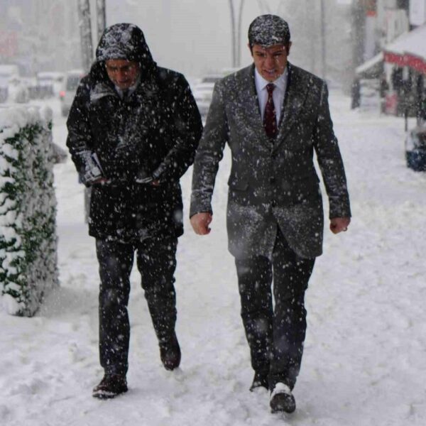 Yoğun kar yağışı Muş'un sokaklarını kapladı.-11