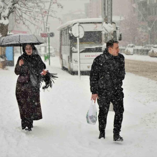 Yoğun kar yağışı Muş'un sokaklarını kapladı.-7