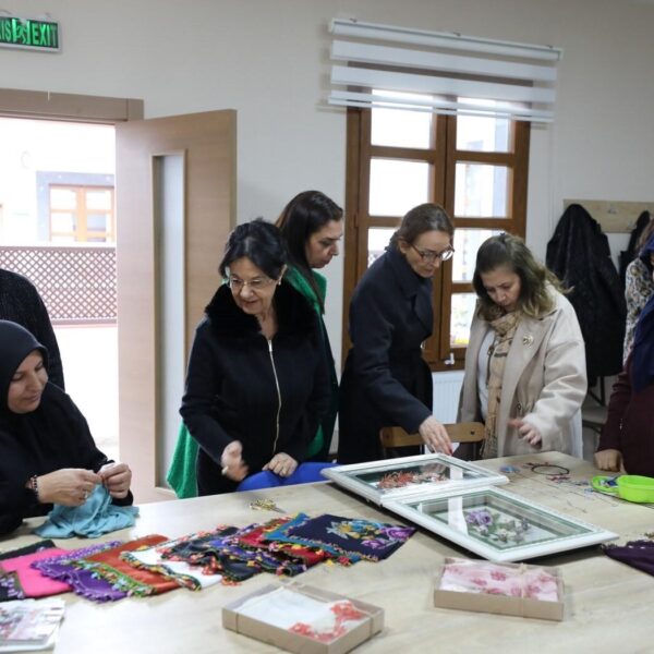 Yunusemre Belediye Başkanı Semih Balaban ve Melek Gökmen'in torunu Prof. Dr. Fatmagül Berktay-2