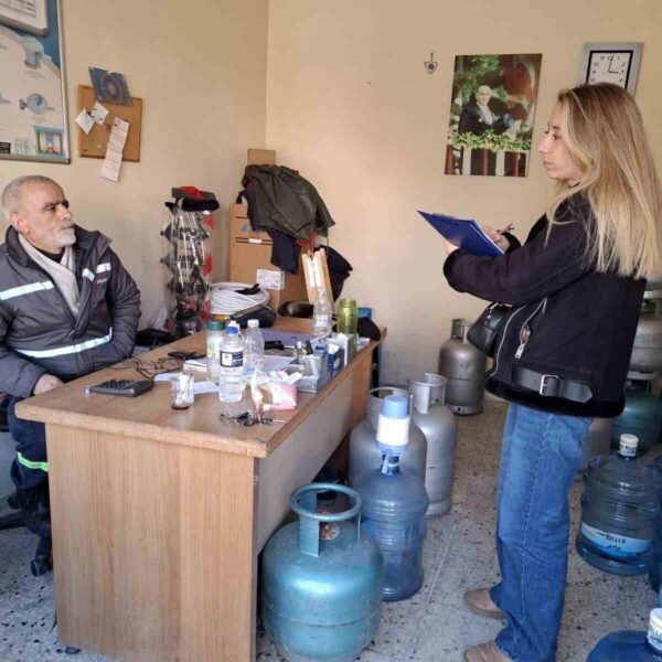 Yunusemre Belediyesi'nin Sosyal Doku Ekibi esnaflarla görüşüyor-1