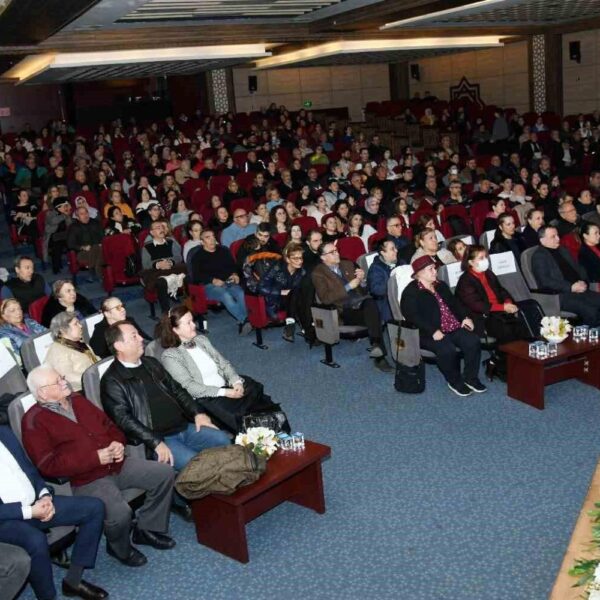 Yunusemre Belediyesi Türk Sanat Musikisi Korosu Üyeleri Sahnede-3