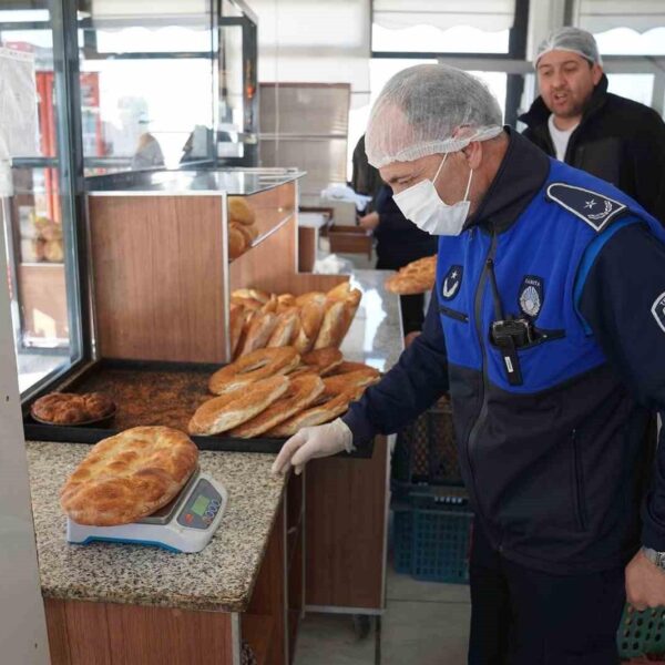 Zabıta ekibi gıda denetimi yapıyor-2