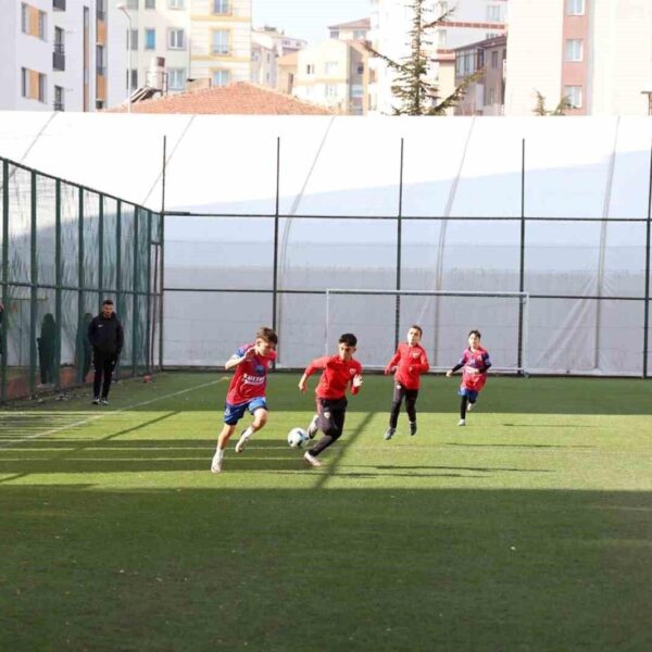 Zeki Akparlarspor futbolcuları şampiyonluk kupasını alıyor-1
