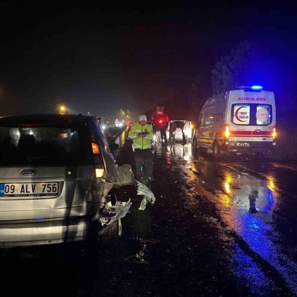 Zincirimle trafik kazası sonrası araçlar-1
