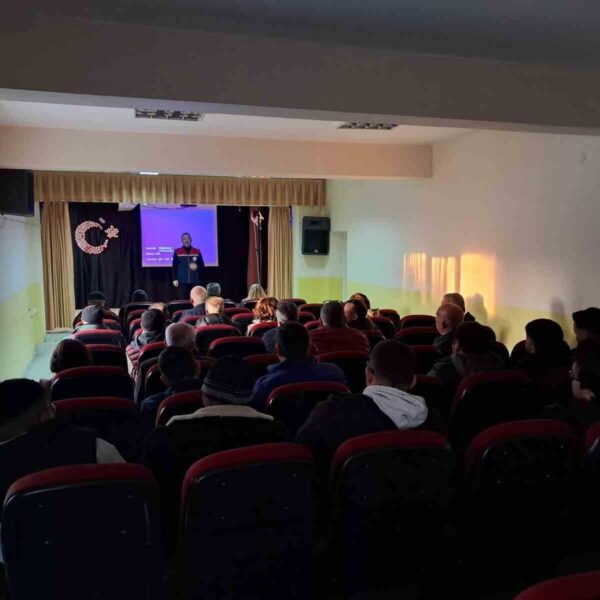 Ziraat Mühendisi İlker Çolak zeytin budama tekniklerini gösteriyor-2