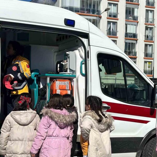 112 Acil Sağlık Hizmetleri ekibi öğrencilere acil durumlar hakkında bilgi veriyor.-2