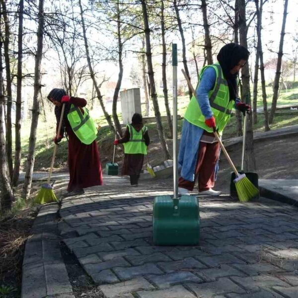 38 kadın temizlikçi Karabük sokaklarını temizliyor.-4