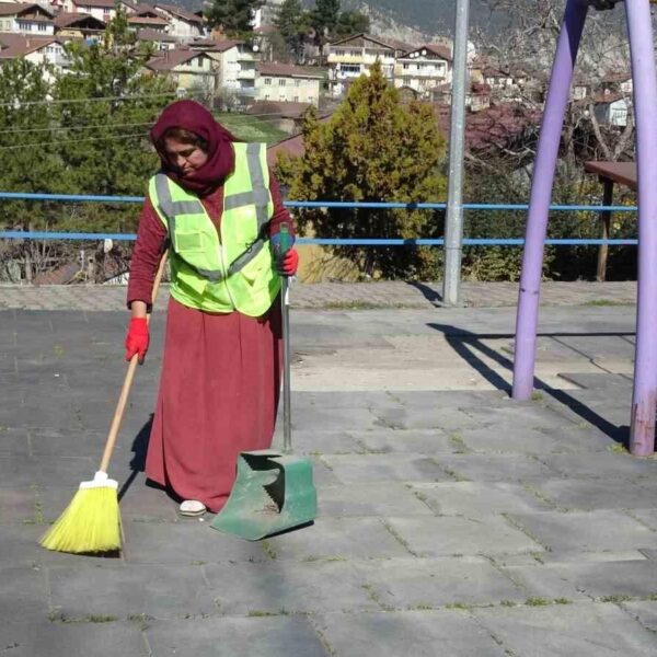 38 kadın temizlikçi Karabük sokaklarını temizliyor.-7