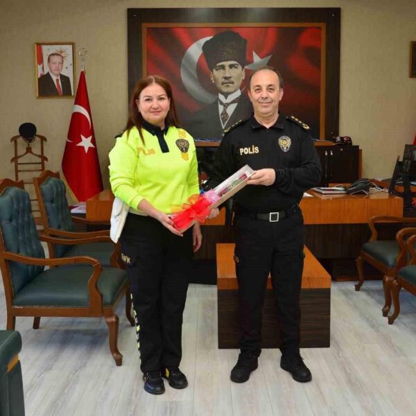 602 kadın polis kırmızı karanfil alıyor.-4