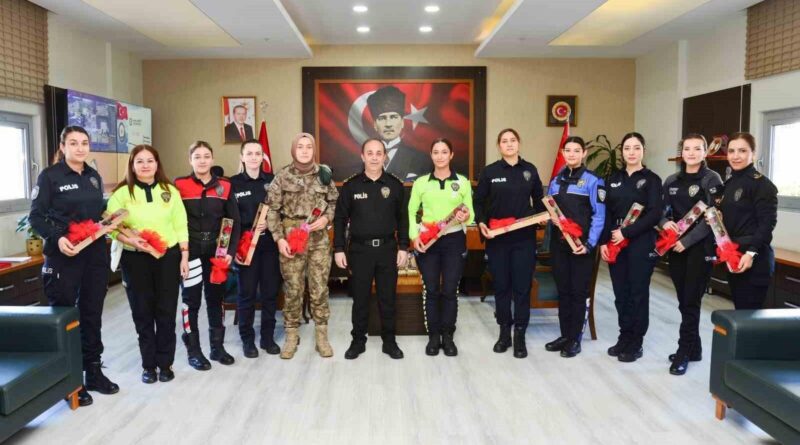 Adana Emniyet Müdürü Ahmet Hakan Arıkan, 602 Kadın Polisi'ne Kırmızı Karanfil Verdi 9