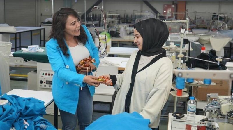 Adıyaman Belediyesi, Dünya Emekçi Kadınlar Günü'nde Organize Sanayi Bölgesi'ndeki Kadın İşçileri'ni Ziyaret Etti 5