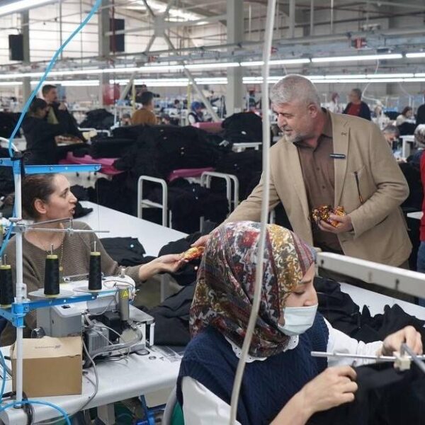 Adıyaman Belediyesi yetkililerinin kadın işçileriyle birlikte olduğu bir fotoğraf.-1