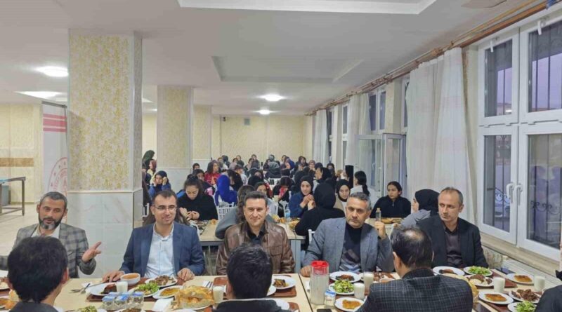 Adıyaman Kahta'da Milli Eğitim Müdürü Lütfi Başli, Öğrencilerle Ramazan İftarlarında Bir Araya Geldi 10