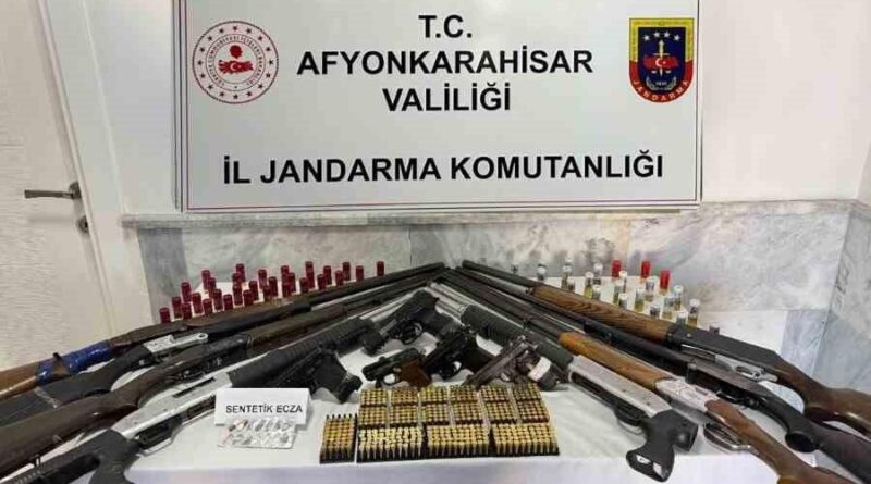 Afyonkarahisar'da Ruhsatsız Silah Operasyonu: 6 Kişi Gözaltına Alındı, Çok Sayıda Silah ve Uyuşturucu Ele Geçirildi 1
