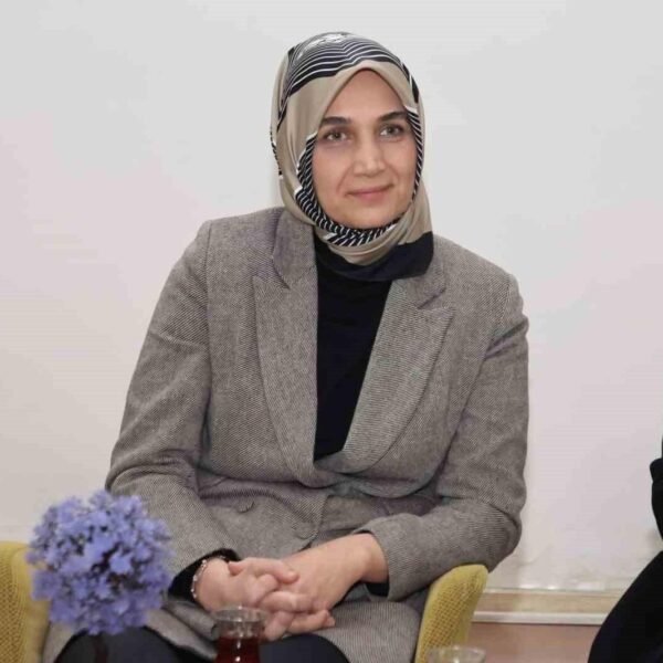 Afyonkarahisar Valisi Kübra Güran Yiğitbaşı gençlerle sohbet ediyor-1