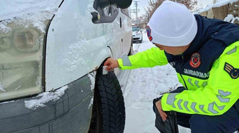 Ağrı'da Kapsamlı Jandarma Kontrolünde 36 Sürücü Para Cezası, 9 Araç Trafikten Men Edildi 1