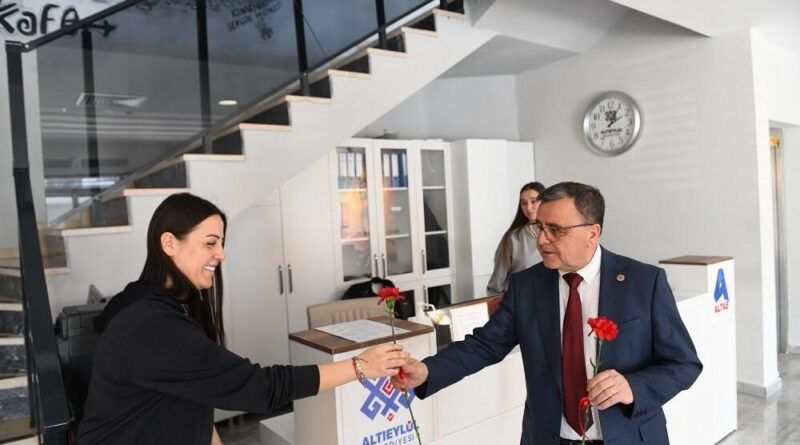 Altıeylül Belediye Başkanı Hakan Şehirli, Kadın Çalışma Arkadaşlarını Ziyaret Etti ve Dünya Kadınlar Günü'nü Kutladı 5