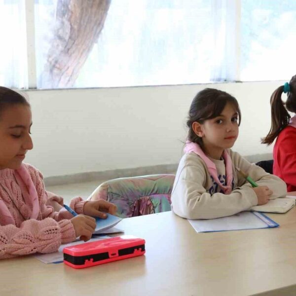 Antalya Büyükşehir Belediyesi'nin Gençlik Kampı ve Eğitim Merkezi'nde izcilik eğitimi alan gençler-1
