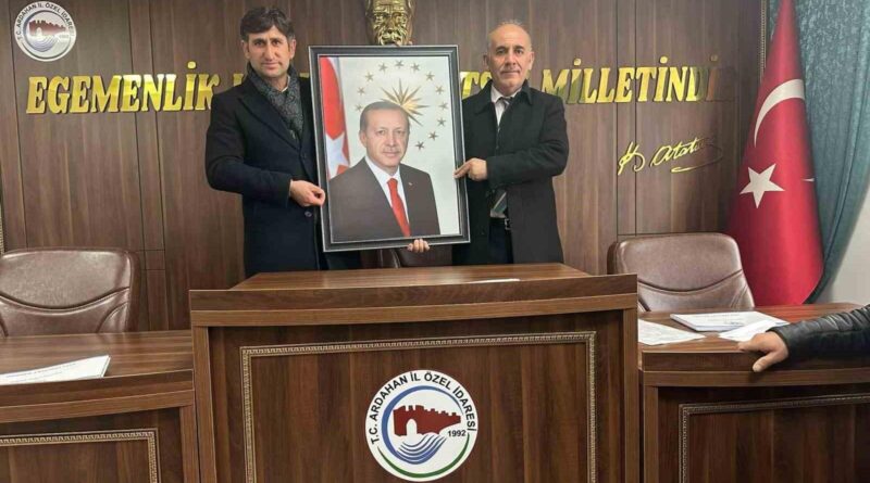Ardahan Göle AK Parti İlçe Başkanı Cumhurbaşkanı Erdoğan Resimli Tabloyu İl Genel Meclisi AK Parti Gurubuna Hediye Etti 1