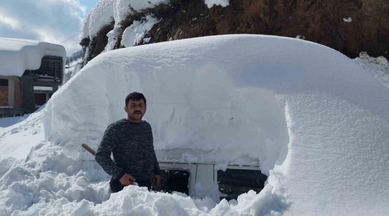 Artvin Borçka'da Yoğun Kar Yağışı Sonucu Arabası Kar Altında Kalmış Abdulmecid Yıldız'ın Çabaları 10