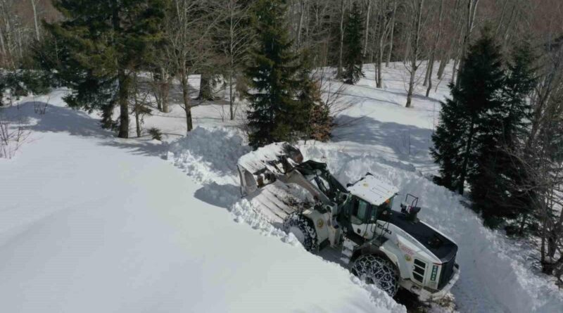 Artvin'de Kar Yağışı Sonrası Köy Yolları Açım Çalışmaları Sür sürüyor 3